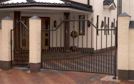 Metallinen portti ja kaide