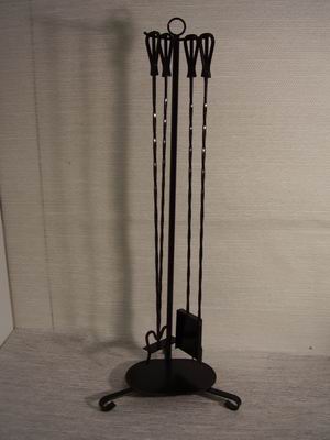 Metallinen takkavälineteline tasolla